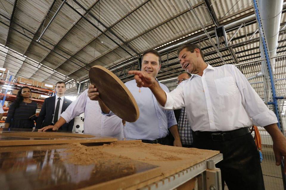 Com investimentos de R$ 3,8 milhões, governador inaugura ampliação de fábrica de móveis