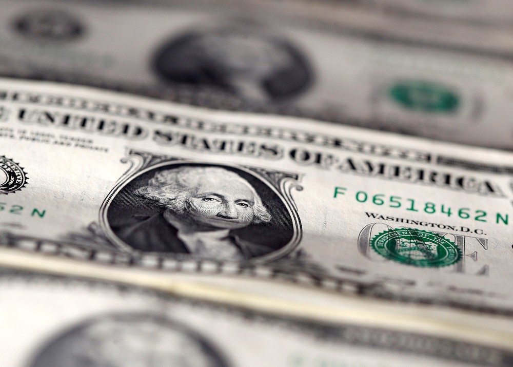 Dólar opera em alta e vai a R$ 3,32 de olho em cenário político