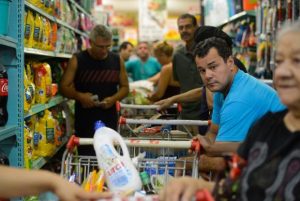 Brasileiro está menos confiante em relação à inflação, emprego, renda e consumo