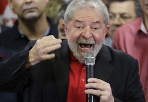 Moro rejeita questionamentos da defesa de Lula sobre condenação no caso do triplex