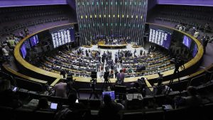 Após 11 horas, Câmara adia votação e reforma política empaca