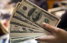 Dólar opera em queda, abaixo de R$ 3,10, com otimismo de investidores