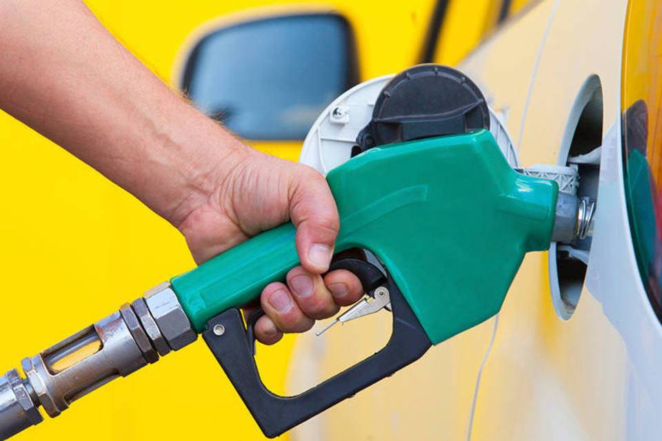 Petrobras reduz preços do diesel e eleva gasolina na terça-feira
