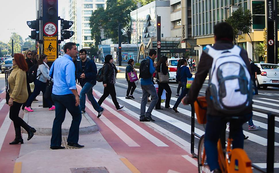 Pedestres e ciclistas poderão ser multados a partir de 2018