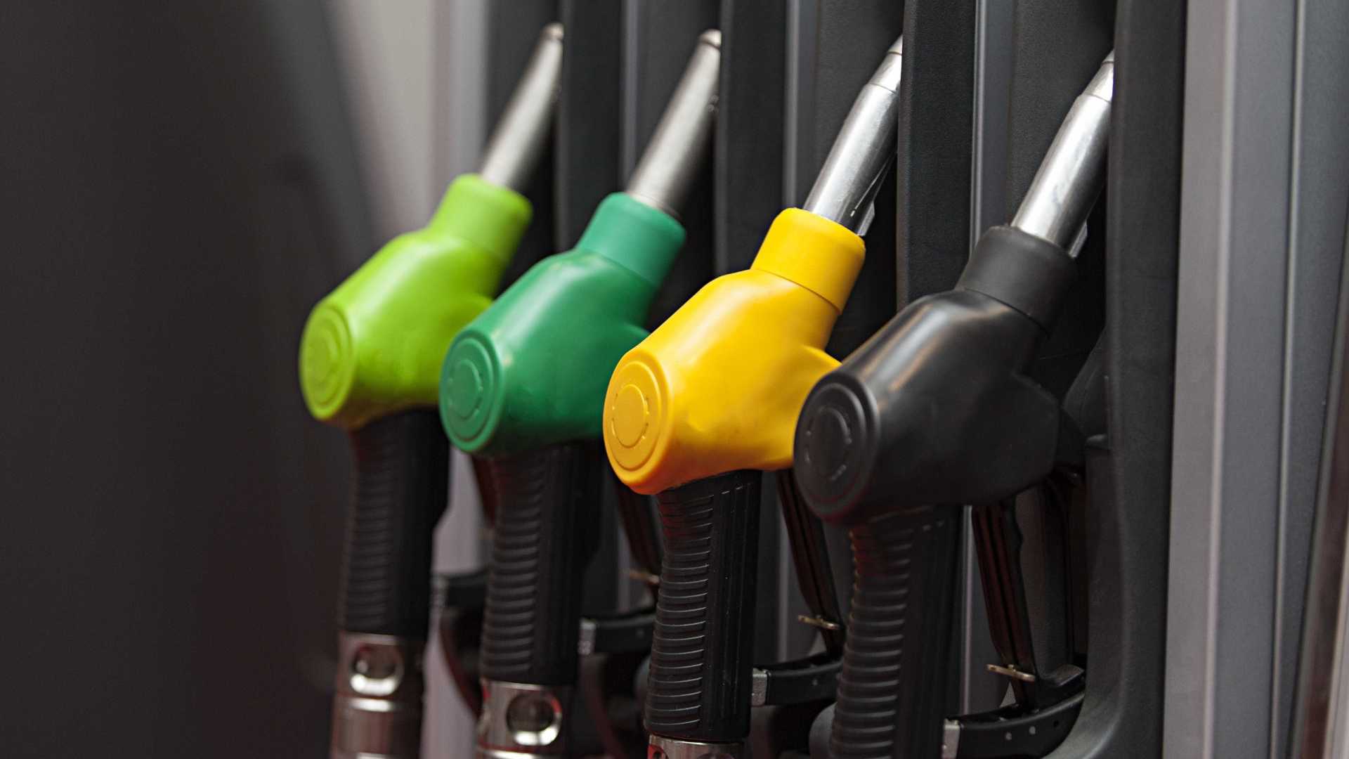 Gasolina fecha em alta e preço médio chega a R$ 4 por litro, diz ANP