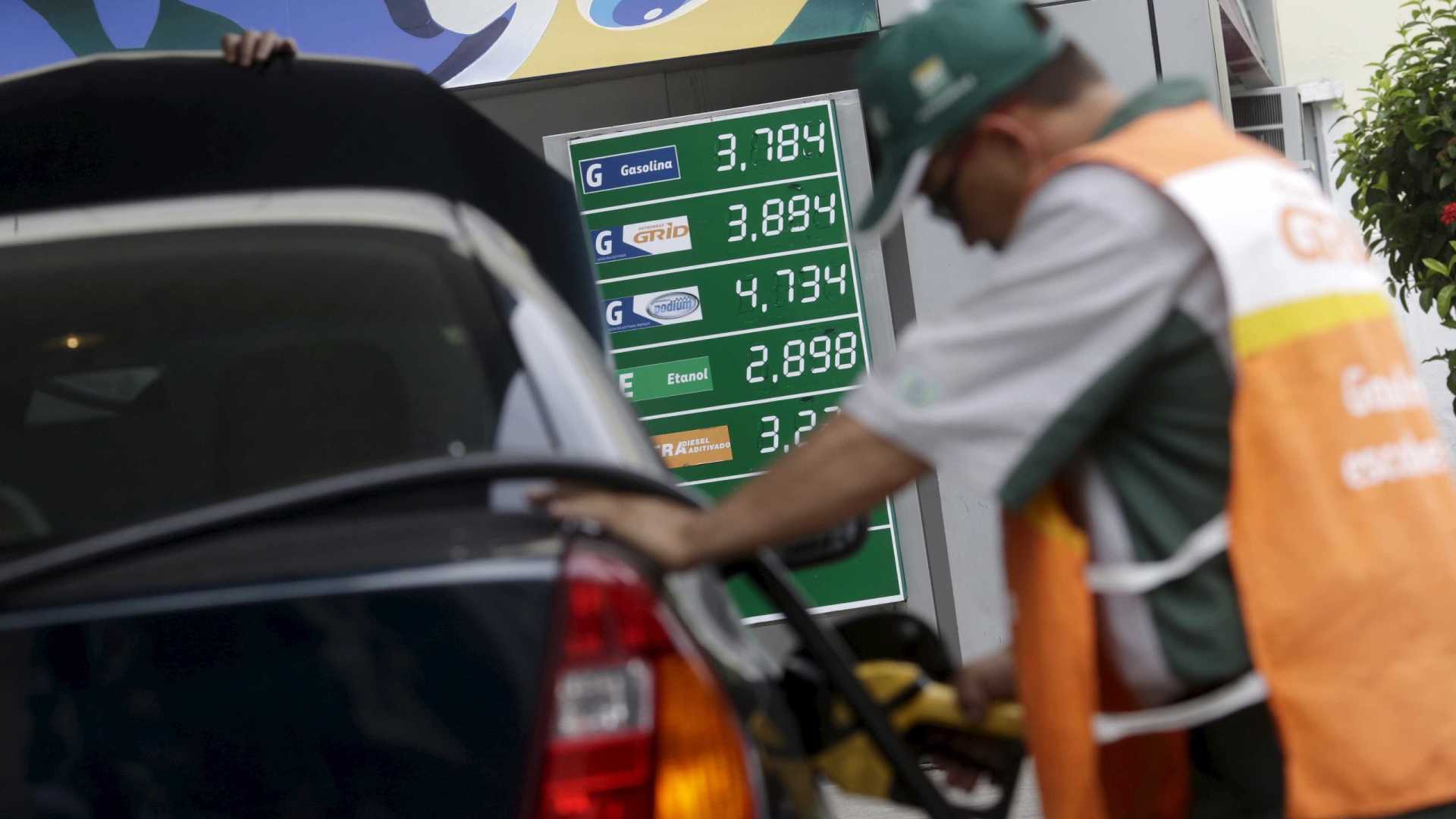 Petrobras anuncia queda de 2,3% no preço da gasolina; diesel tem alta