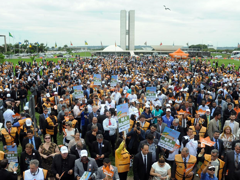 Em ponto alto da mobilização, prefeitos protestam nos gramados do Congresso Nacional