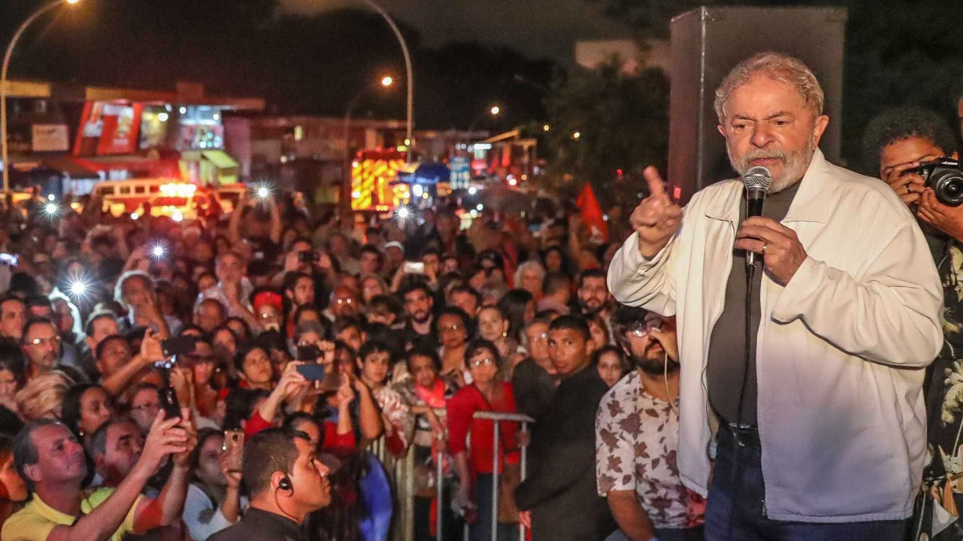 Às vésperas de julgamento, Lula ataca presidente do TRF-4 em ato no RJ