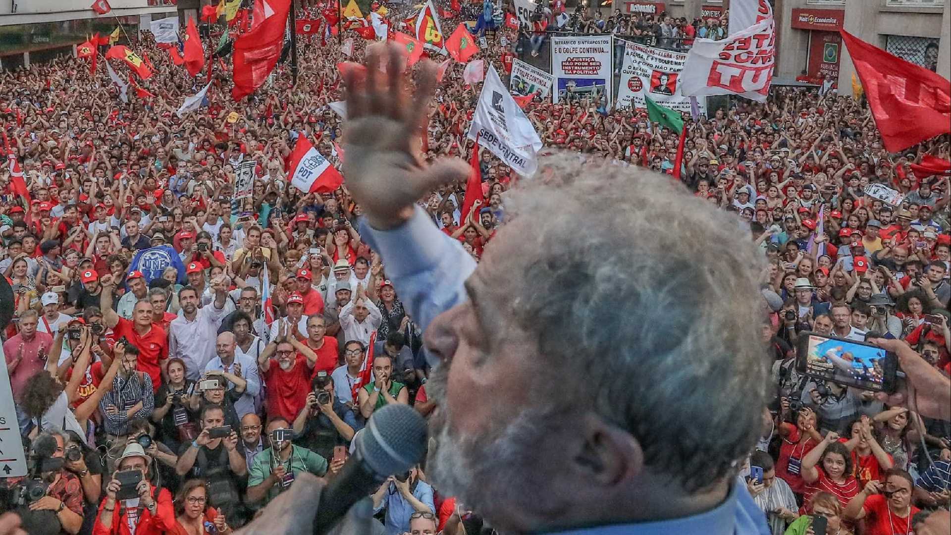Passaporte de Lula deve ser tomado pela Justiça, diz advogado