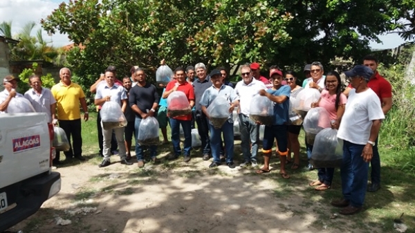 Governo distribui alevinos a agricultores familiares em Junqueiro