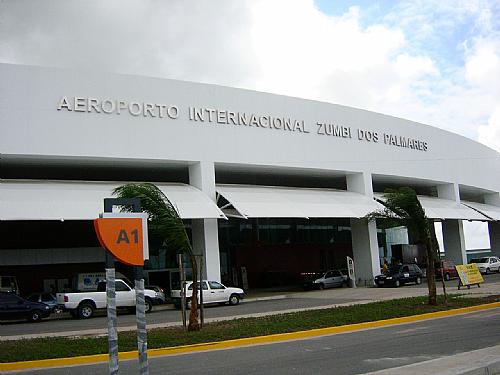 Manifestantes “apertam” senador e deputados no aeroporto de Maceió