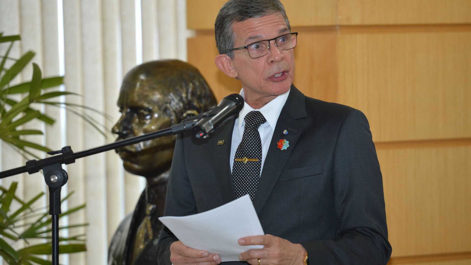 Pela primeira vez, um general assume Ministério da Defesa no Brasil