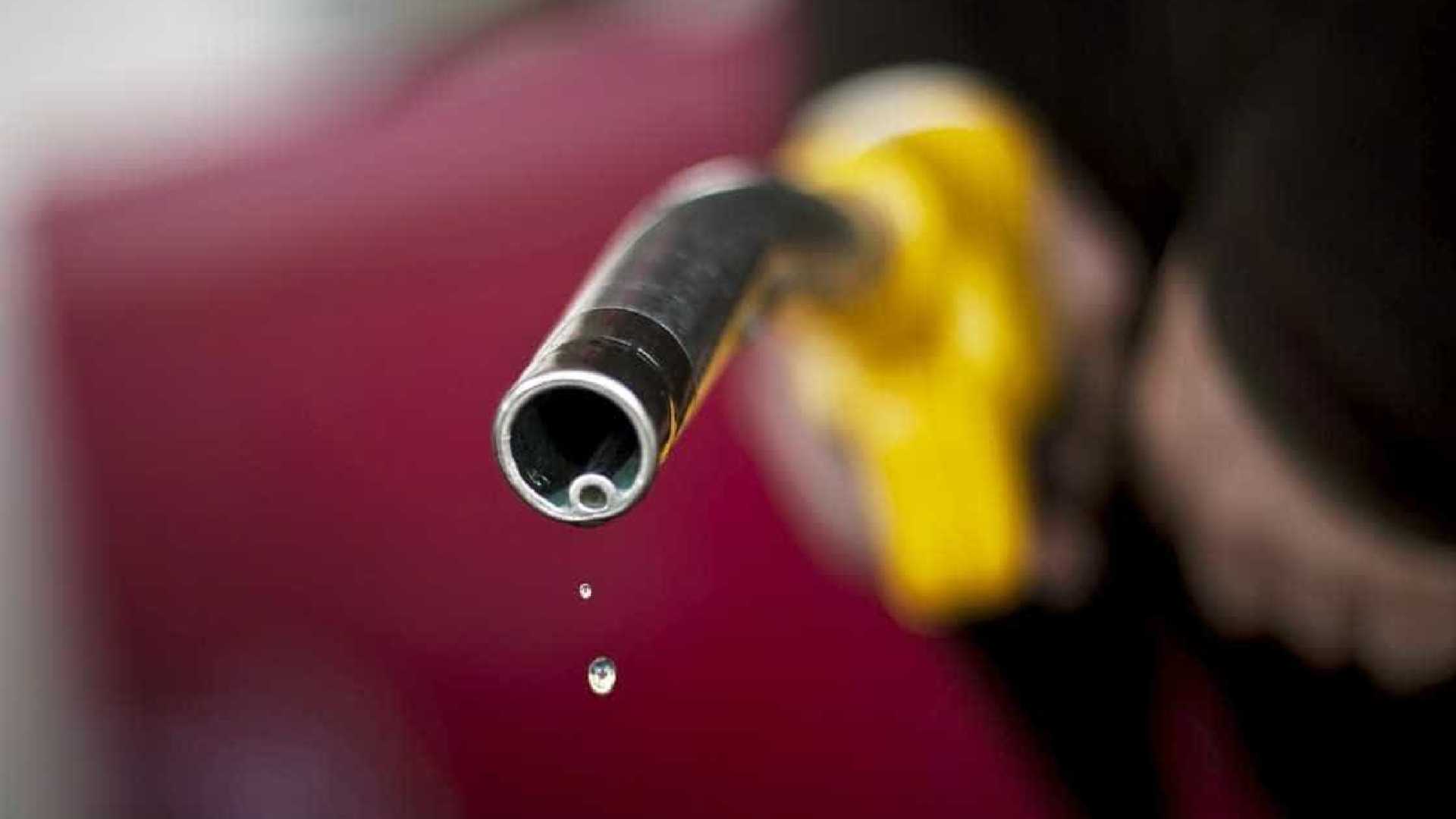 Petrobras anuncia queda de 1,5% no preço da gasolina e 0,6% no diesel