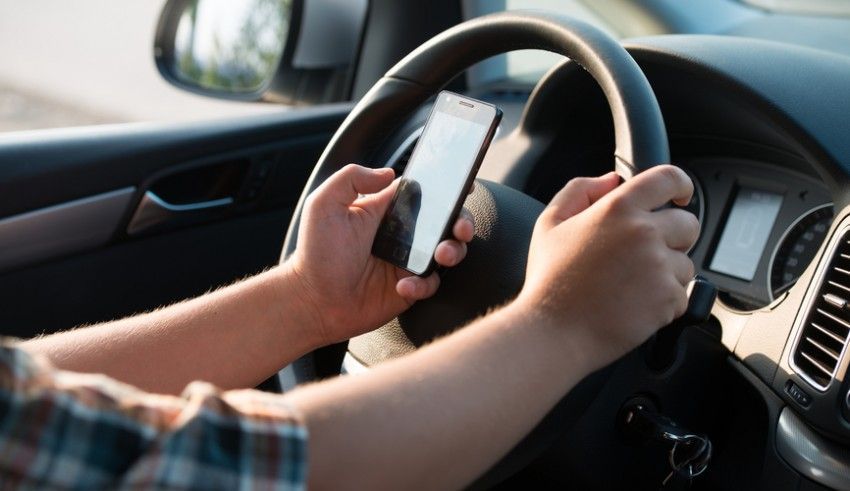 Um em cada cinco brasileiros afirma dirigir usando o celular