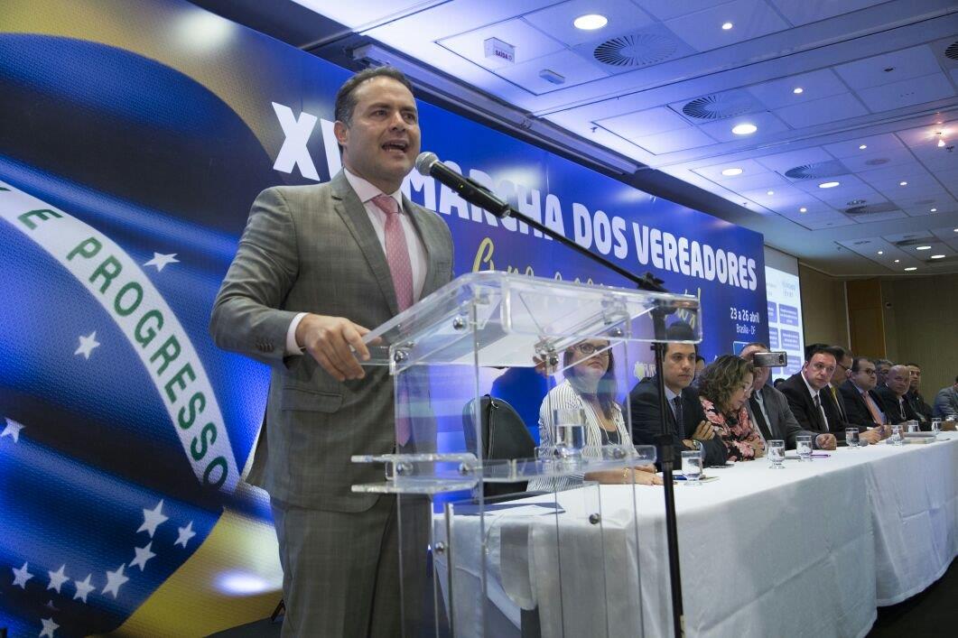 Renan Filho debate equilíbrio fiscal com vereadores em Brasília