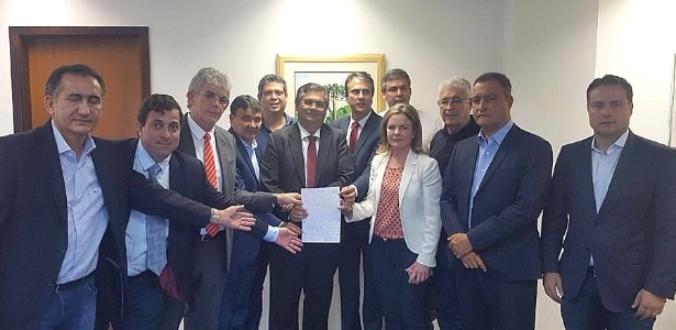 Impedido de fazer visita, Renan Filho assina carta para Lula