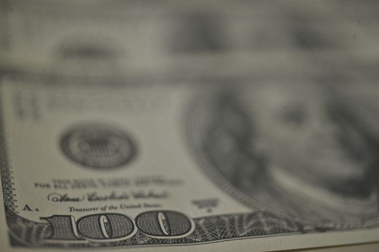 Alta do dólar impacta setores da economia