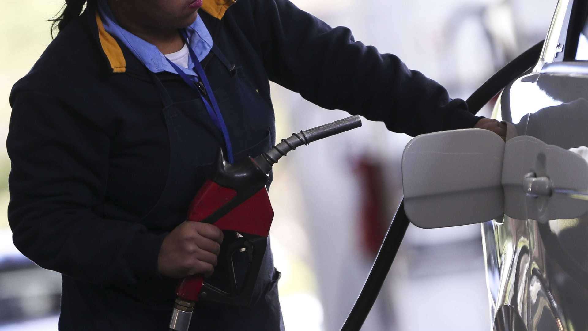 Após 7 altas, Petrobras anuncia corte no preço da gasolina