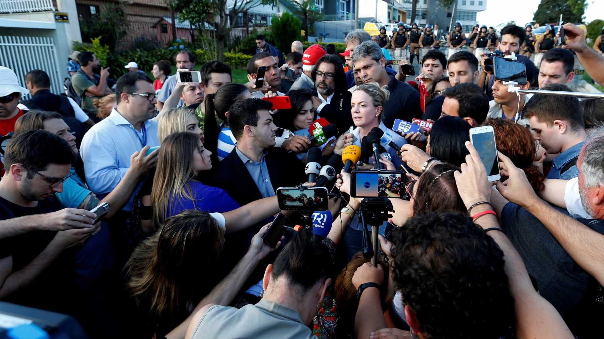 ‘Ataque especulativo’ não barrará candidatura de Lula, diz Gleisi