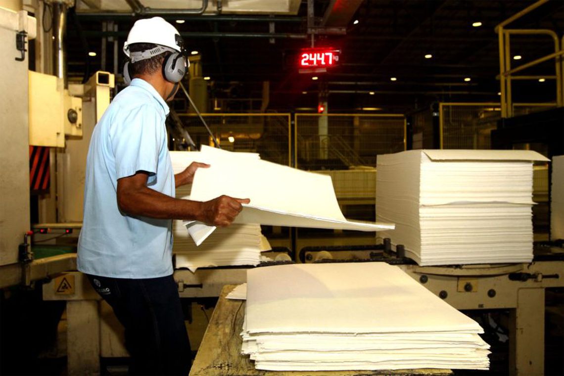 Produção industrial recua 0,6% de maio para junho no país, diz IBGE