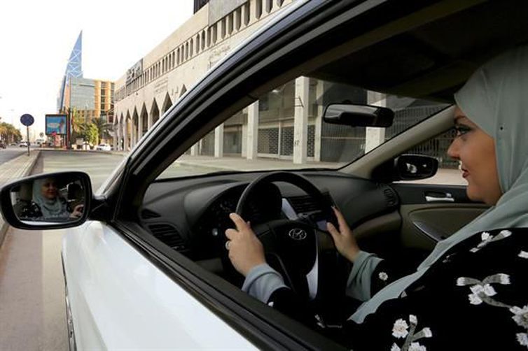 Mulheres sauditas estão livres para dirigir a partir de agora