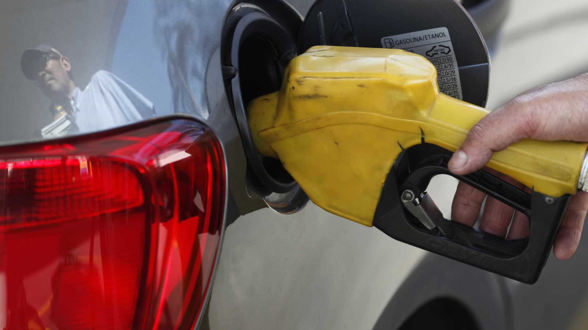 Gasolina sobe em 14 estados e recua em outros 12 e no DF, mostra ANP