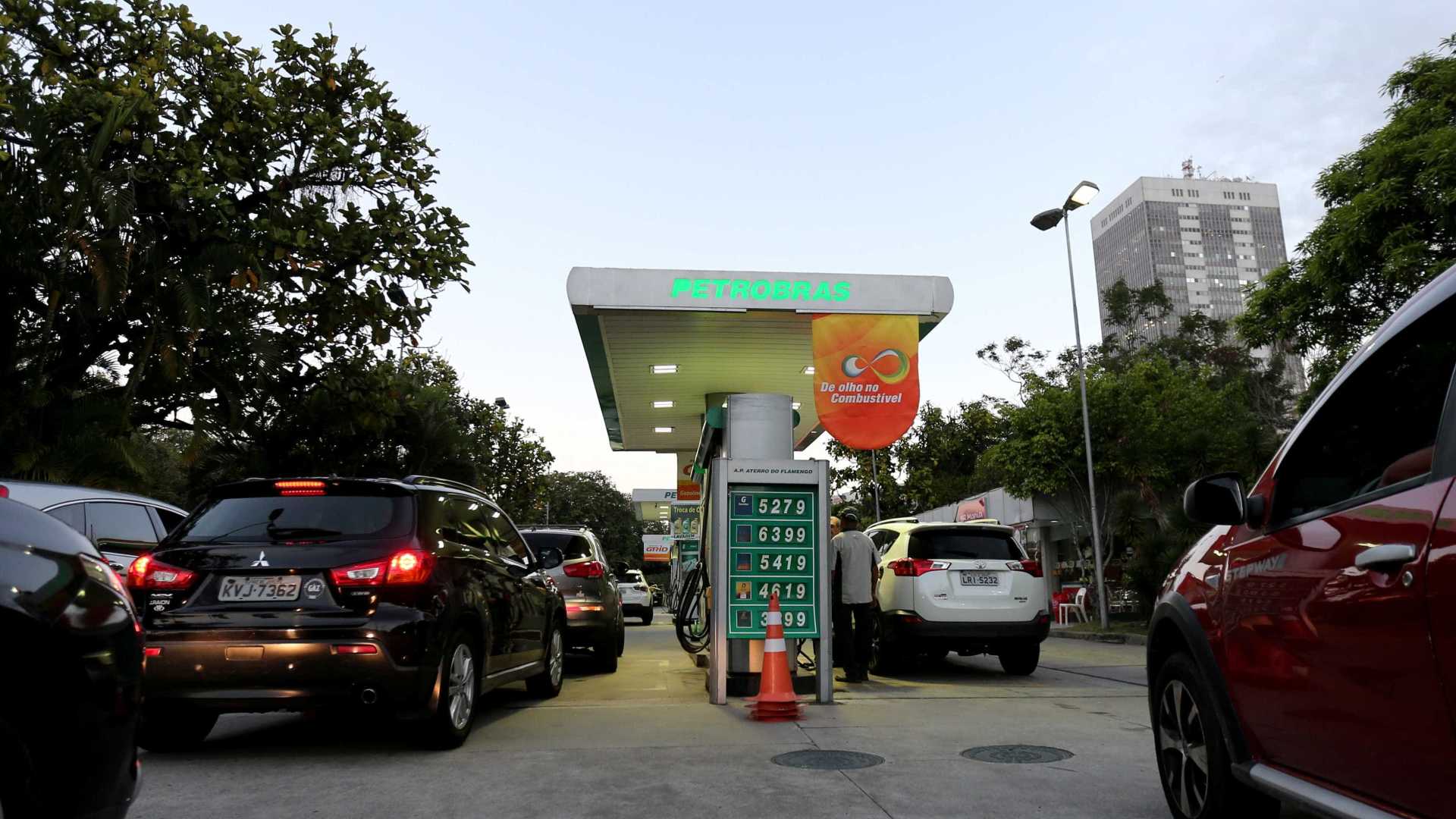 Preço médio da gasolina cai 1,35% nesta quarta; diesel está R$ 2,0316