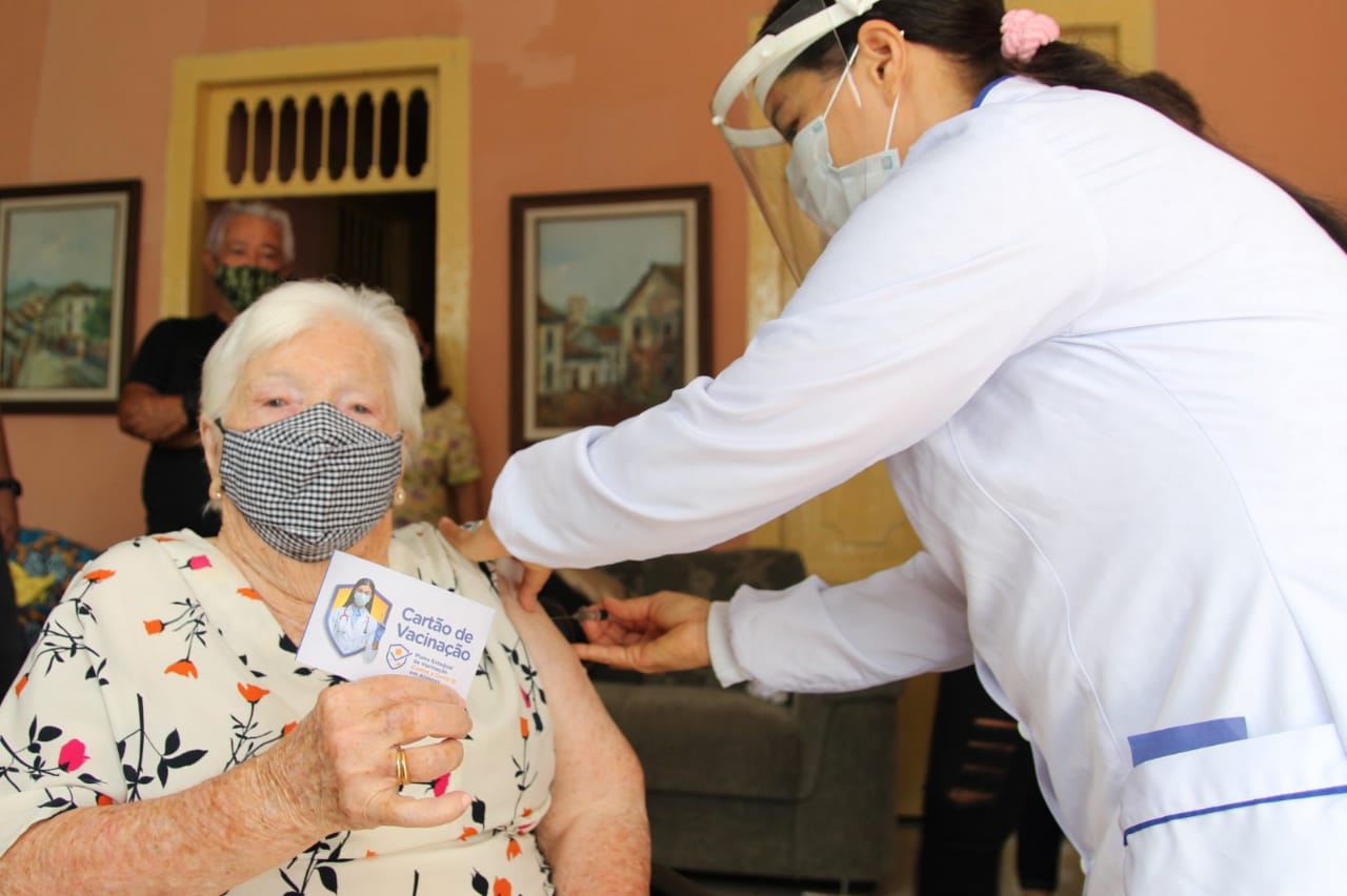 Coruripe inicia vacinação dos idosos acima de 85 anos