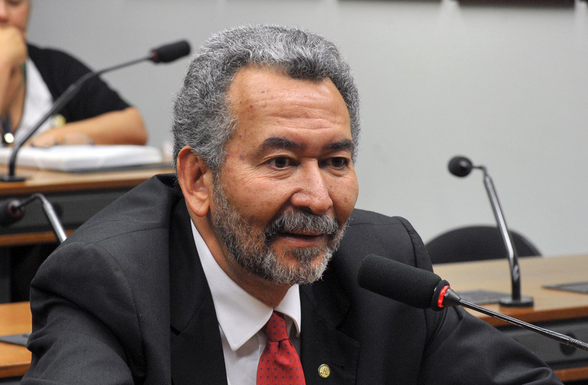 Após suspensão de decisão; Paulão disputará reeleição em AL