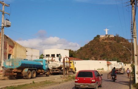 Caminhões-pipa: Prefeitura abastece cisternas rurais com 118 carradas de água
