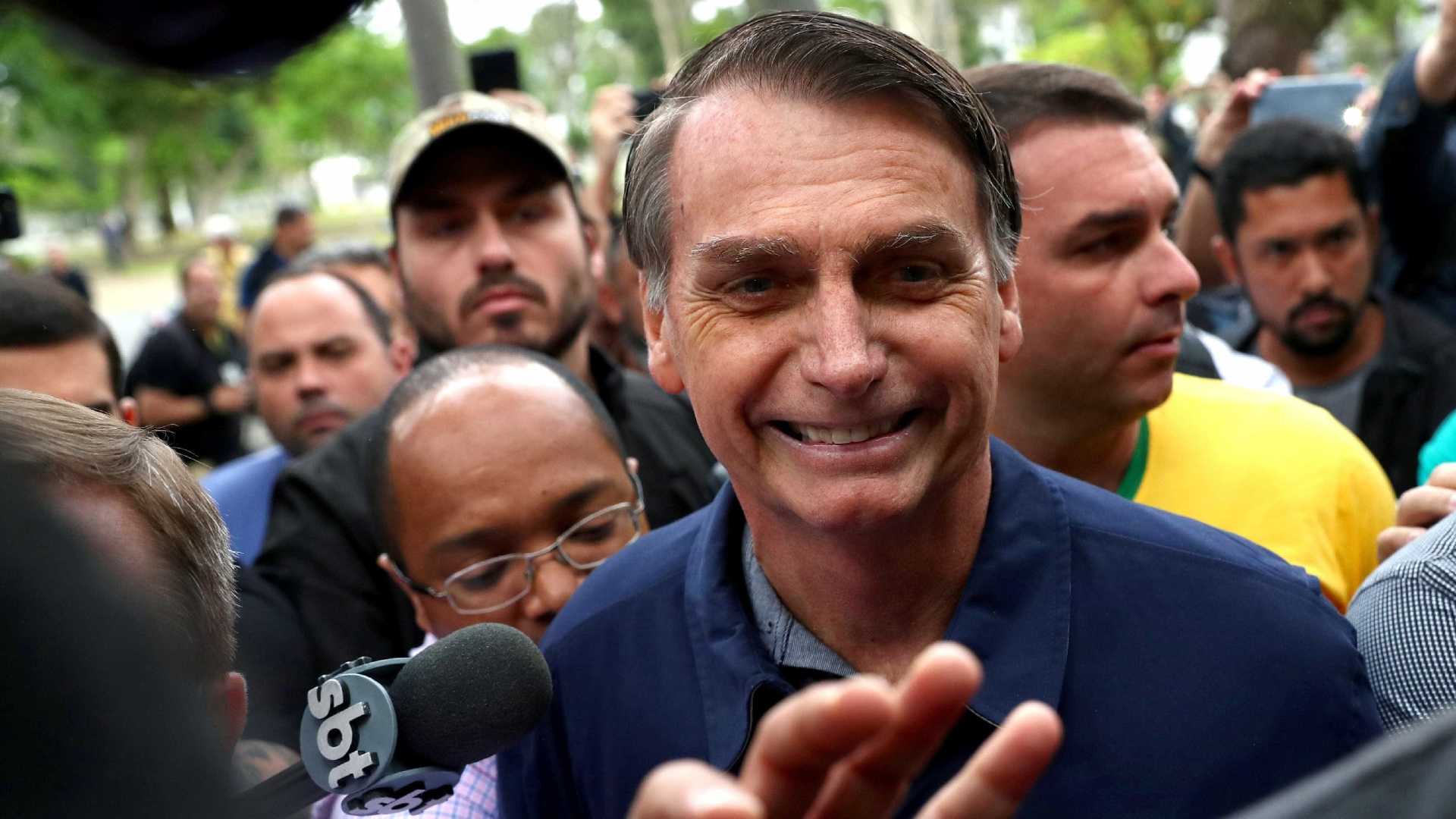 Em rádios, Bolsonaro fala sobre participação nos debates para 2º turno