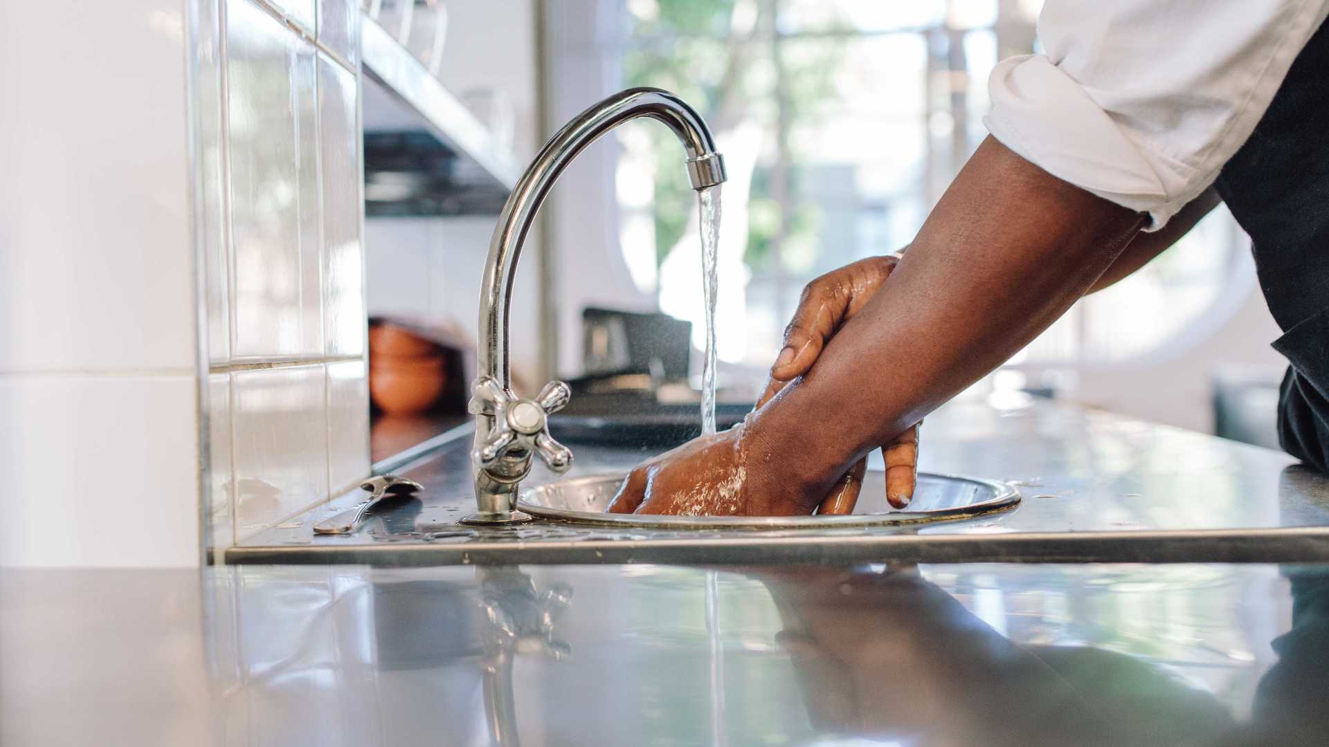 Lavar as mãos pode salvar sua vida; entenda