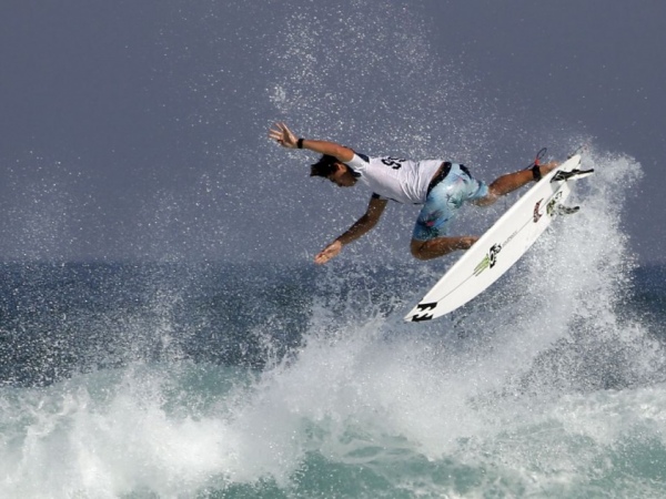 Onze brasileiros passam para 3ª fase do mundial de surfe