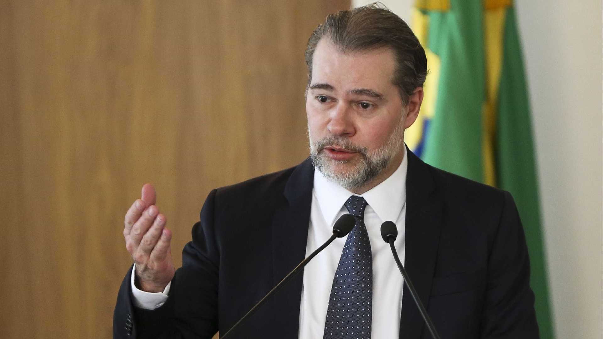 Presidente do STF derruba decisão que poderia soltar Lula
