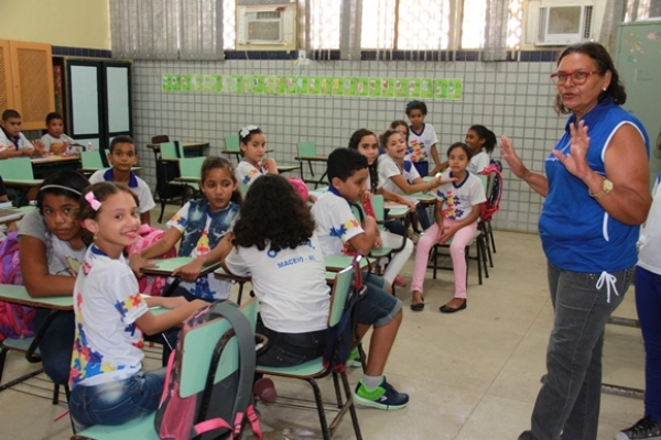 Mais de 15 mil professores da rede estadual de ensino de Alagoas estão à espera do rateio do Fundeb de 2018