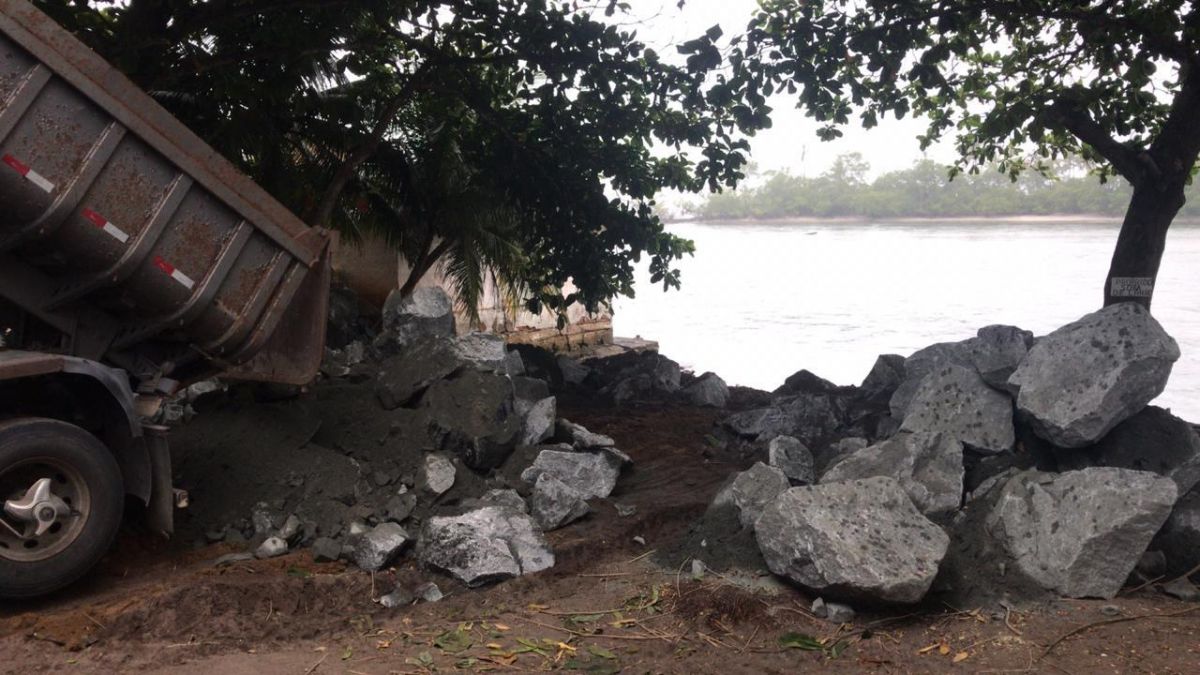 Prefeitura de Marechal inicia barreia de contenção da maré na Barra Nova