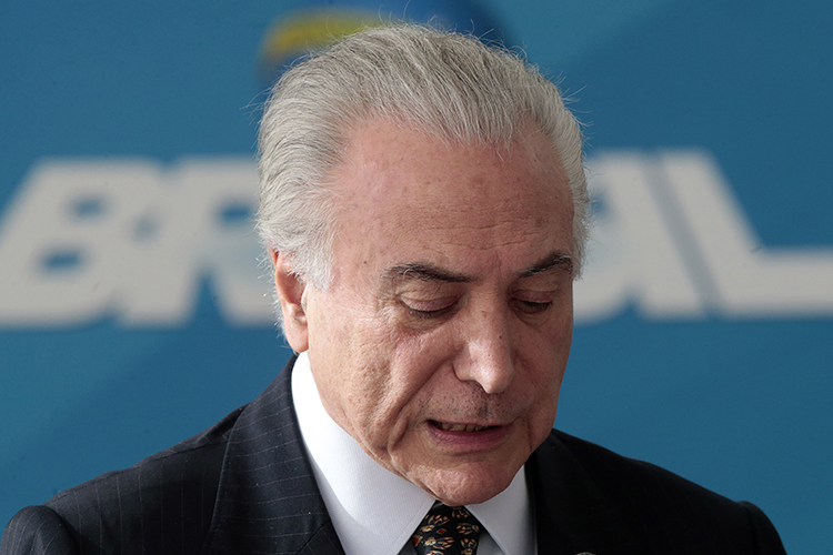 Temer sai discretamente após entregar faixa a Bolsonaro e ouvir vaias
