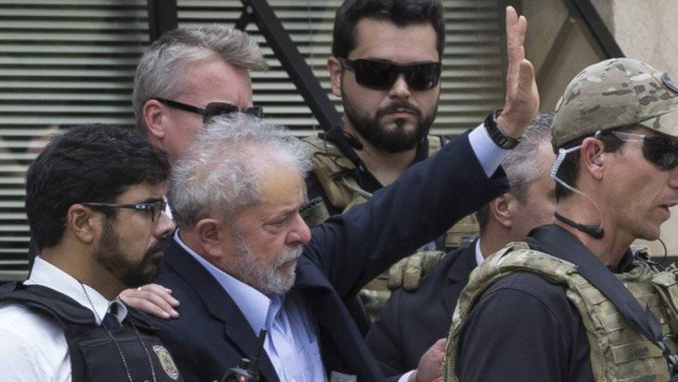 Após funeral do neto, Lula retorna para Curitiba