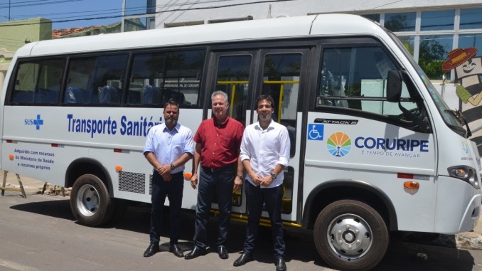 Prefeito Joaquim Beltrão entrega micro-ônibus à população