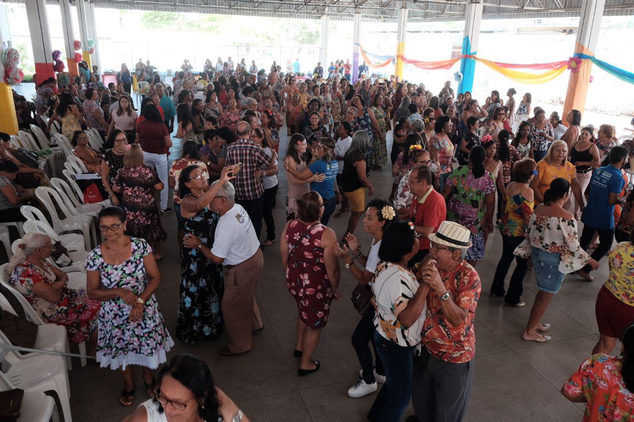 Mais de 400 idosos participam do 11º Baile da Primavera