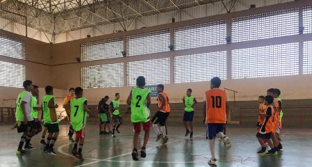Os projetos Escolinha de Futsal e Viva Vôlei seguem com vagas abertas