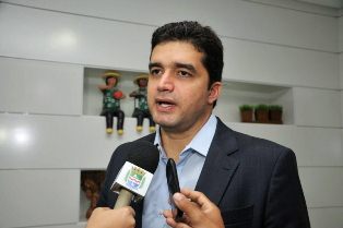 Rui Palmeira corta gastos e vai reduzir em 40% o quadro de funcionários da prefeitura