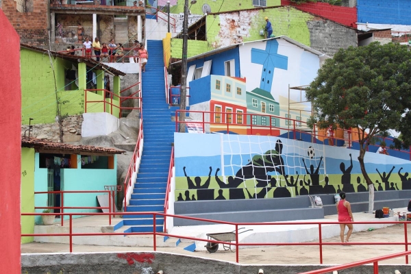 Pinturas valorizam as comunidades e elevam a autoestima dos moradores de Maceió