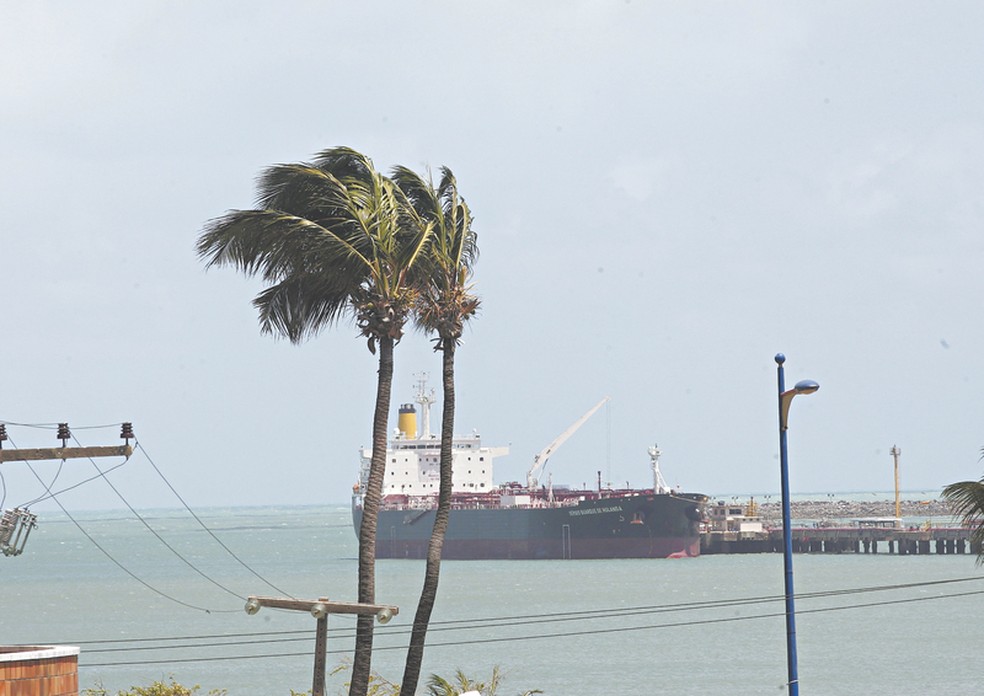 Marinha emite alerta de ressaca com ondas de até 4 metros em Alagoas
