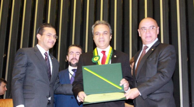 Presidente do CNPTC é homenageado com Medalha do Mérito Legislativo
