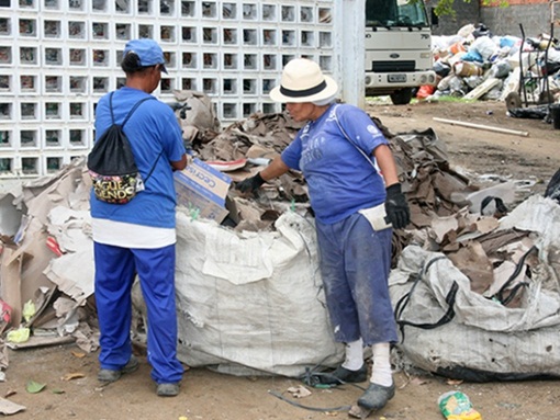 Locais que são grandes geradores de lixo podem ser obrigados a destinar reciclável para associações