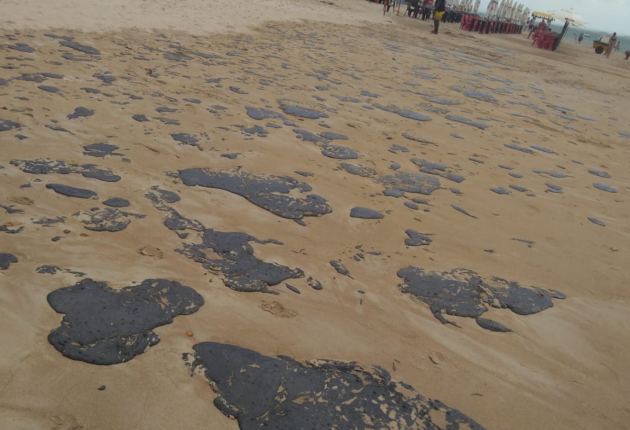 Entidades estaduais de meio ambiente discutem aparecimento de manchas de óleo nas praias