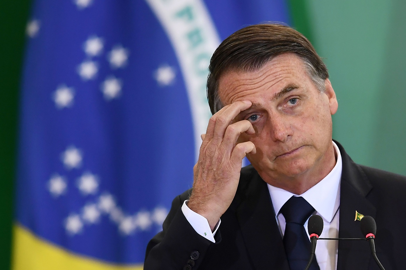 Bolsonaro diz que Congresso quer transformá-lo em rainha da Inglaterra