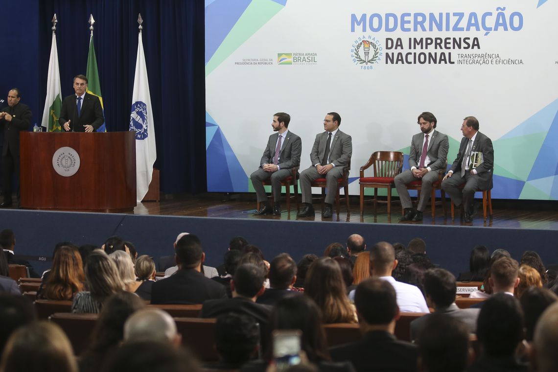 Bolsonaro assina decreto que torna gratuita publicações de órgãos federais no DOU