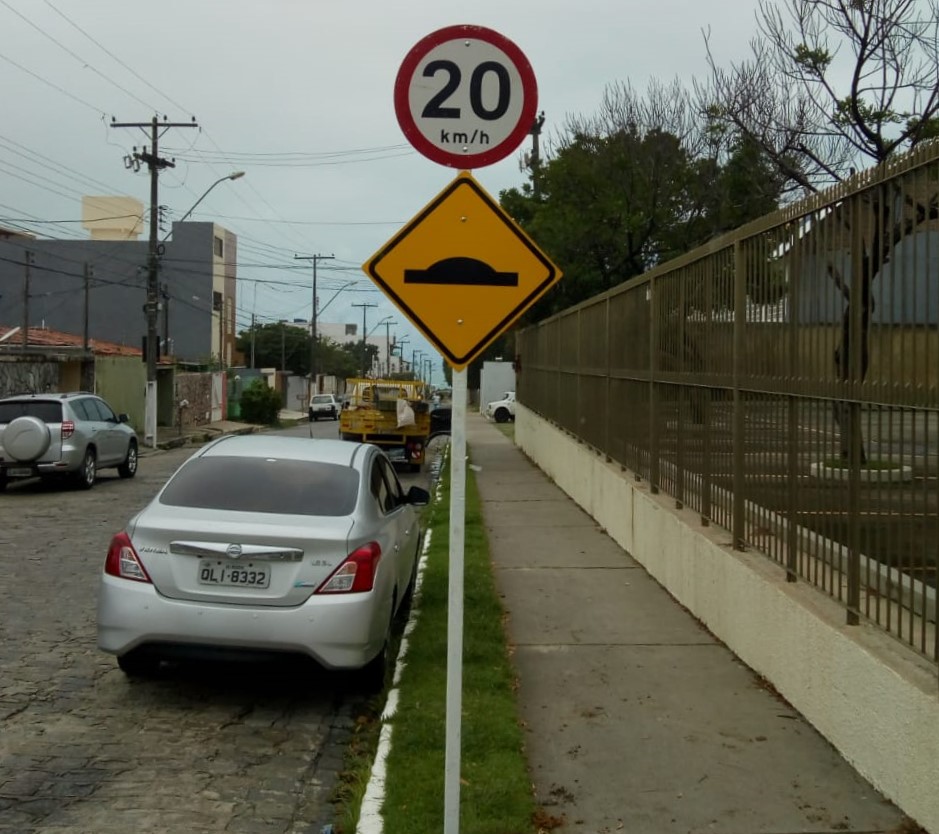 Novas placas de trânsito são postas em Maceió